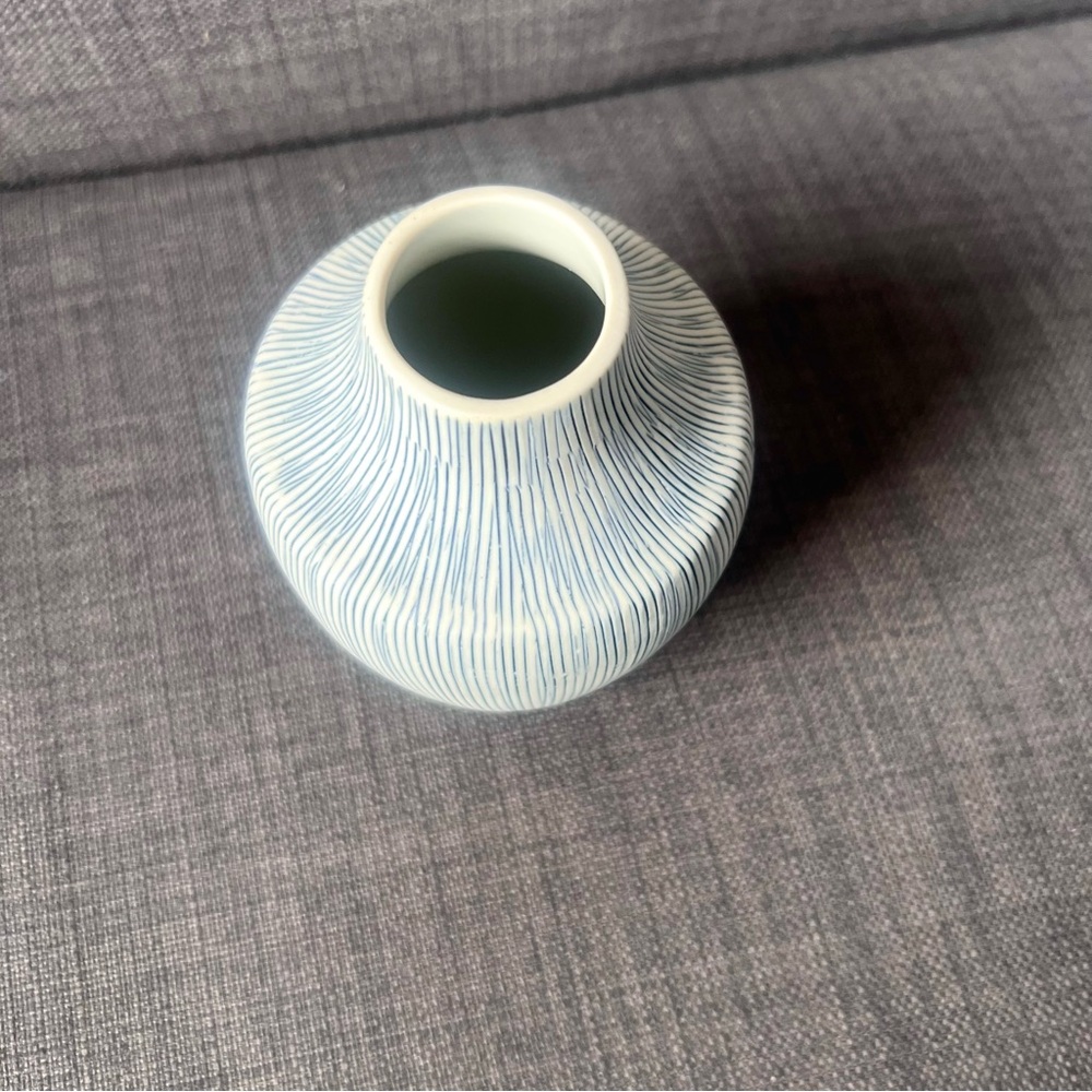 Inca mini bud vase Elegant Blue and White Striped porcelain made in Thailand - Picture 9 of 11